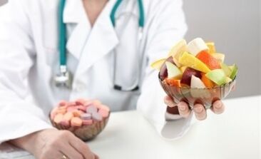 Nutritionniste avec salade de fruits