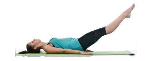 La jambe se soulève pour affiner le ventre et les côtés