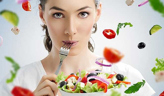Femme avec salade au régime méditerranéen