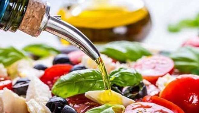 Salade de légumes à l'huile végétale, plat diététique méditerranéen